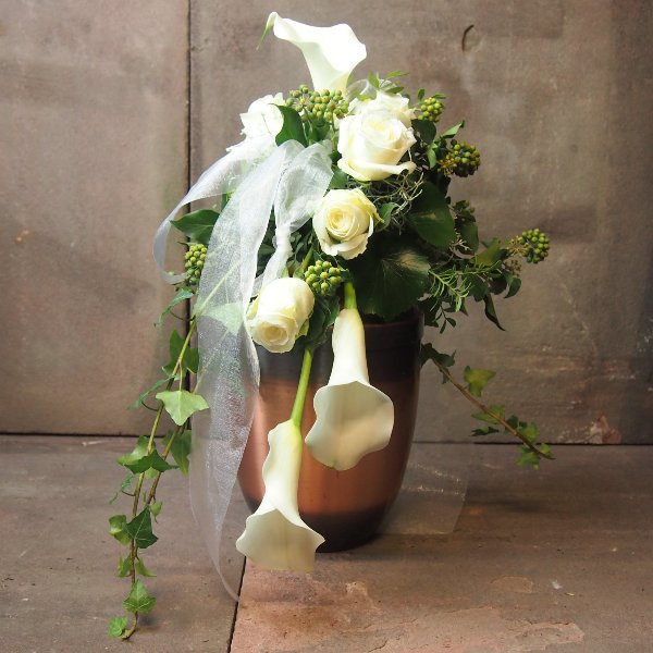 Urnenschmuck mit weißen Calla und Rosen, abfließend Bild 3