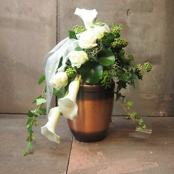 Urnenschmuck mit weißen Calla und Rosen, abfließend Bild 4